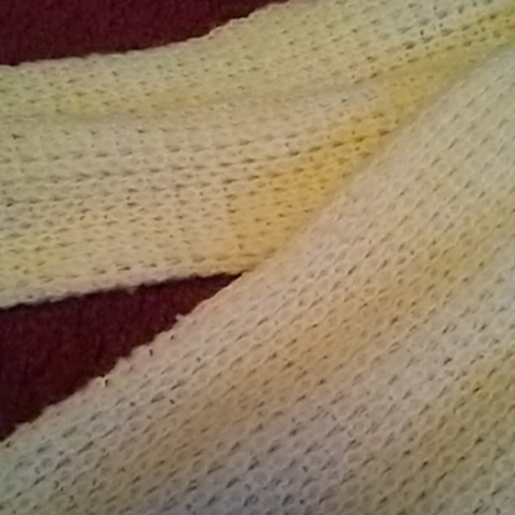 Off white scarf. - Picture 4 of 4